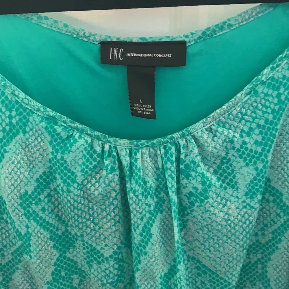Cold shoulder top - Picture 2 of 5